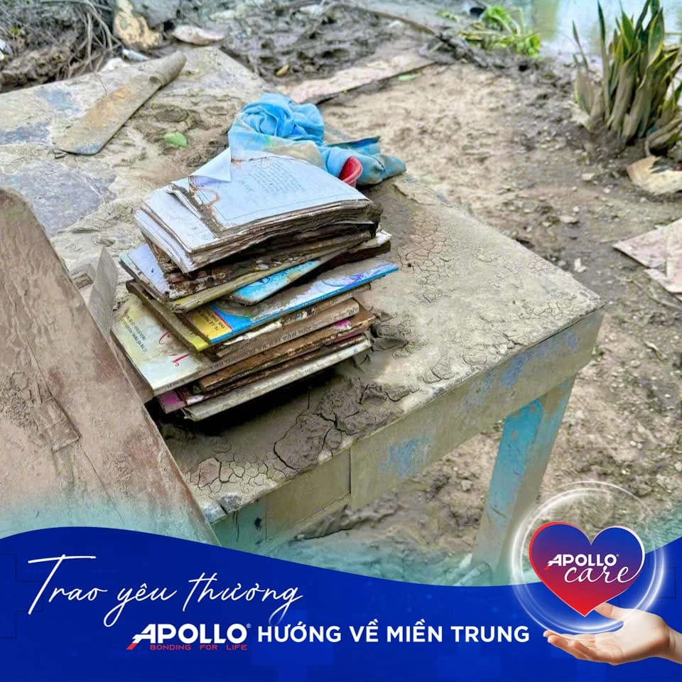 Sau bão, chồng sách vở của các em học sinh bị bùn đất phủ kín, ướt nhòe